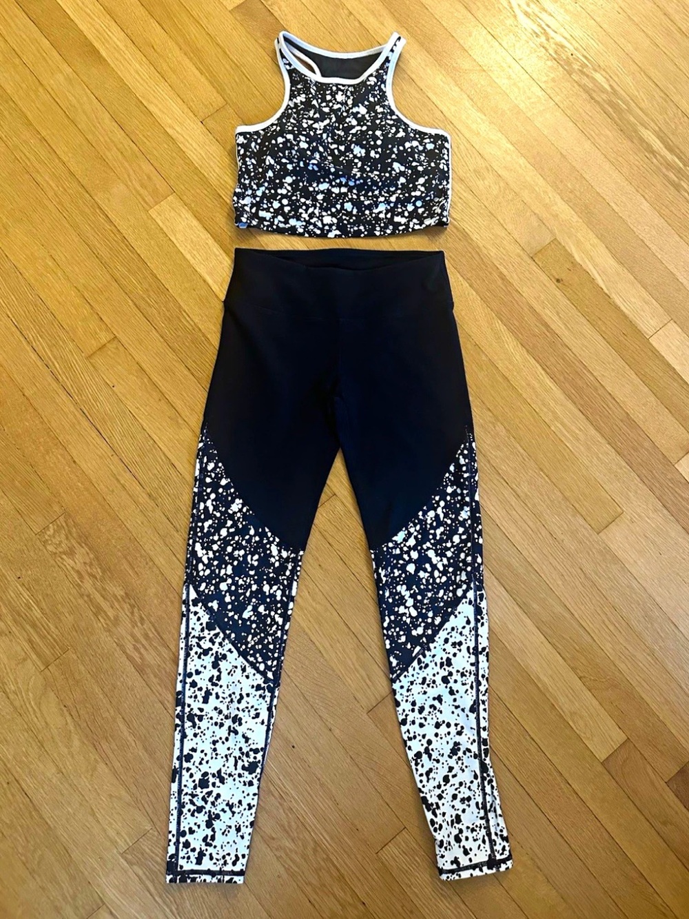 Fabletics Women’s 2-Piece Set Abstract Black/White Sports Bra & Leggings S